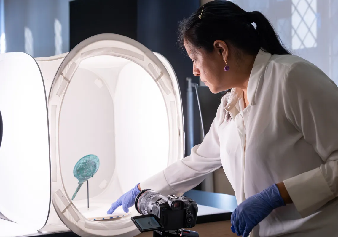 Illizt Castillo positions an Etruscan mirror for digital imaging.