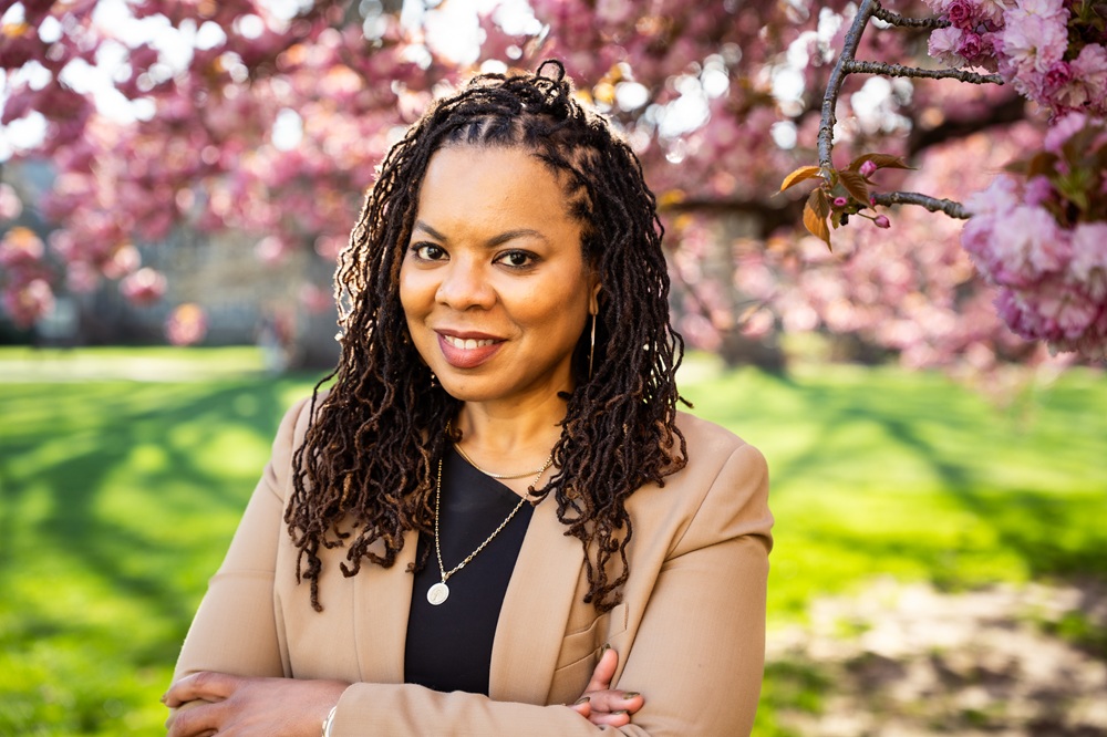 Dee Matthews headshot