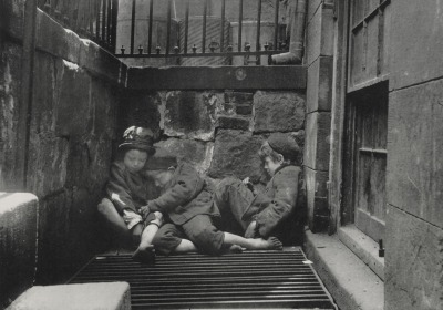 A photo by Jacob Riis of children sleeping in the street.