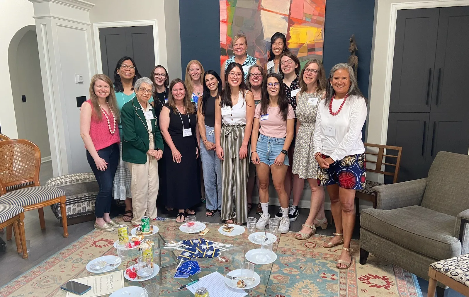 A group of smiling students and alumnae/i