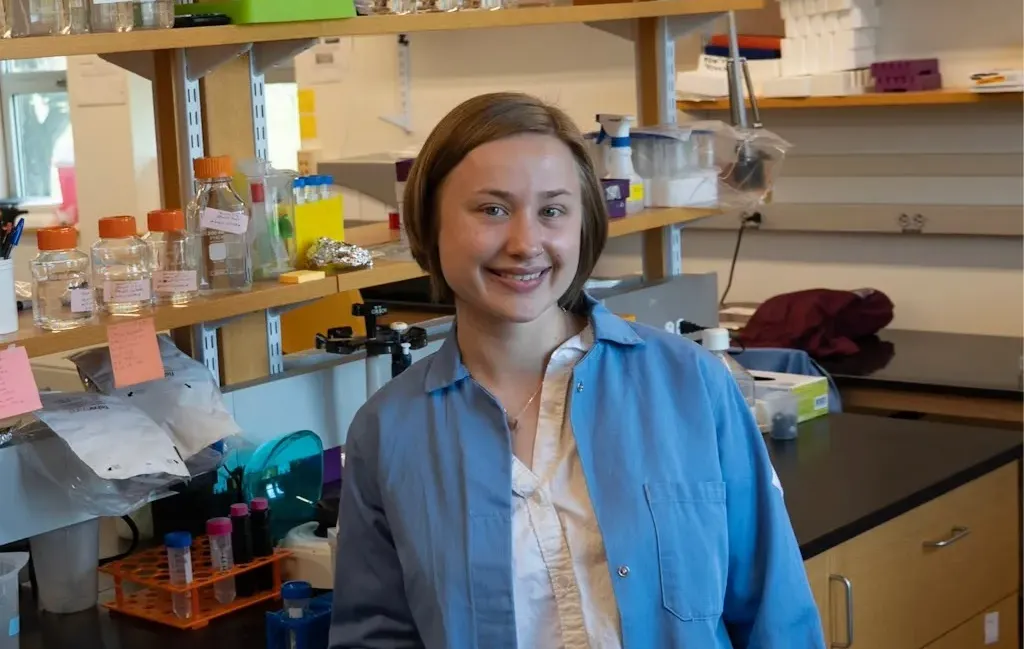 Suli poses in lab