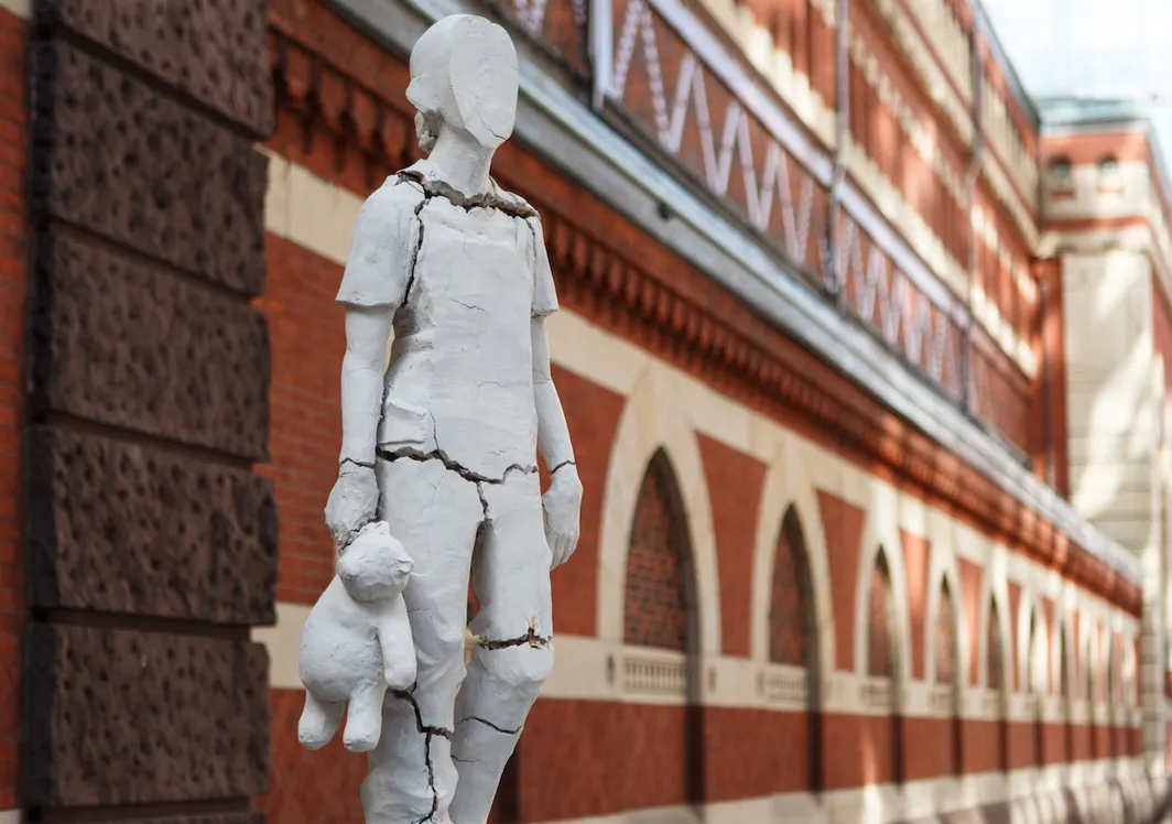 A history of art subject showing the Bruguera Monument to New Immigrants