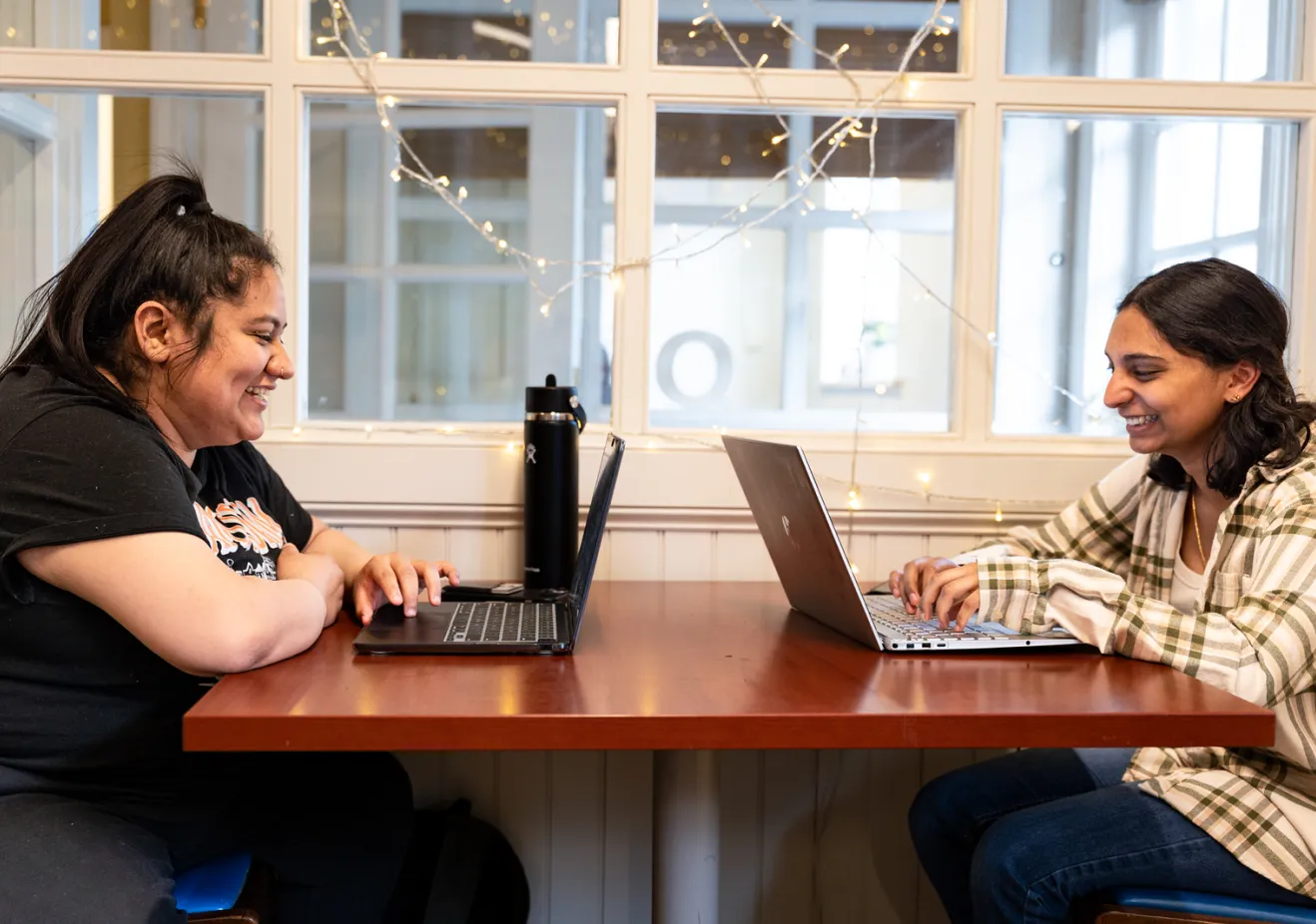 Two students at Quantitative Center table