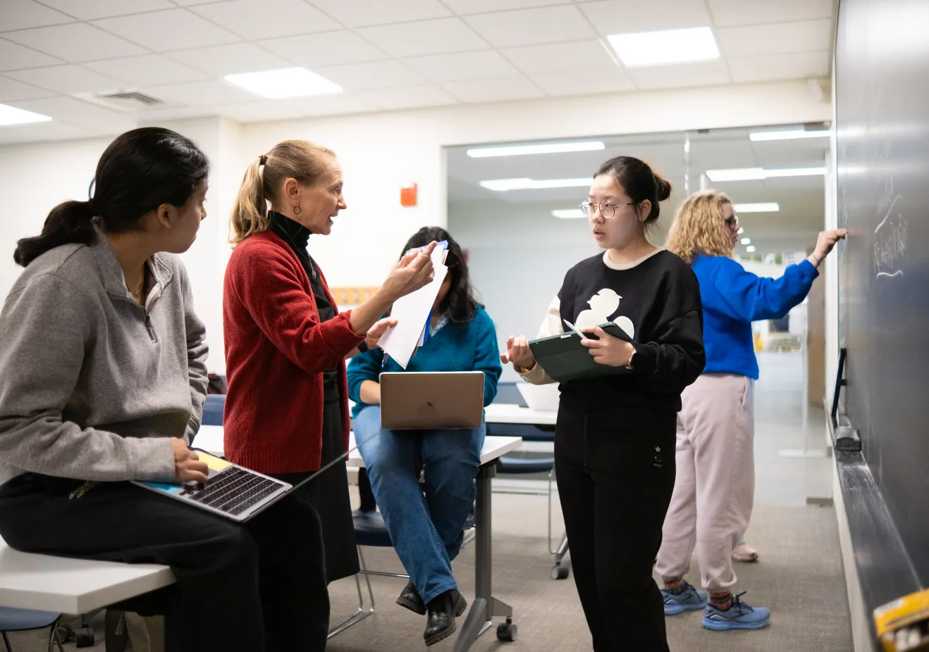 Prof. Lisa Traynor teaching