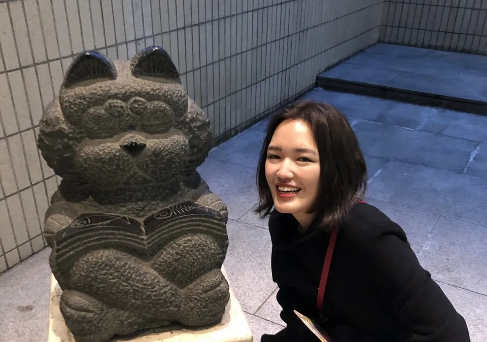 Zijia Zhuang '21 with cat statue