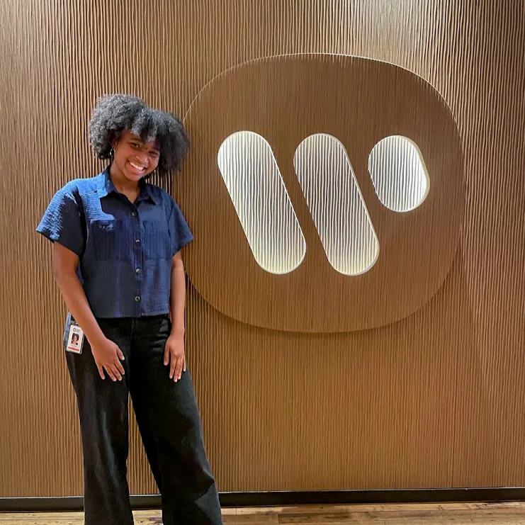 Savannah in front of Warner Music Group logo
