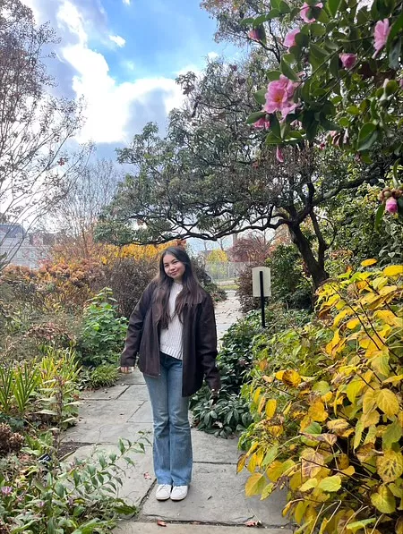 Hana Sandomirsky '26 stands in a garden