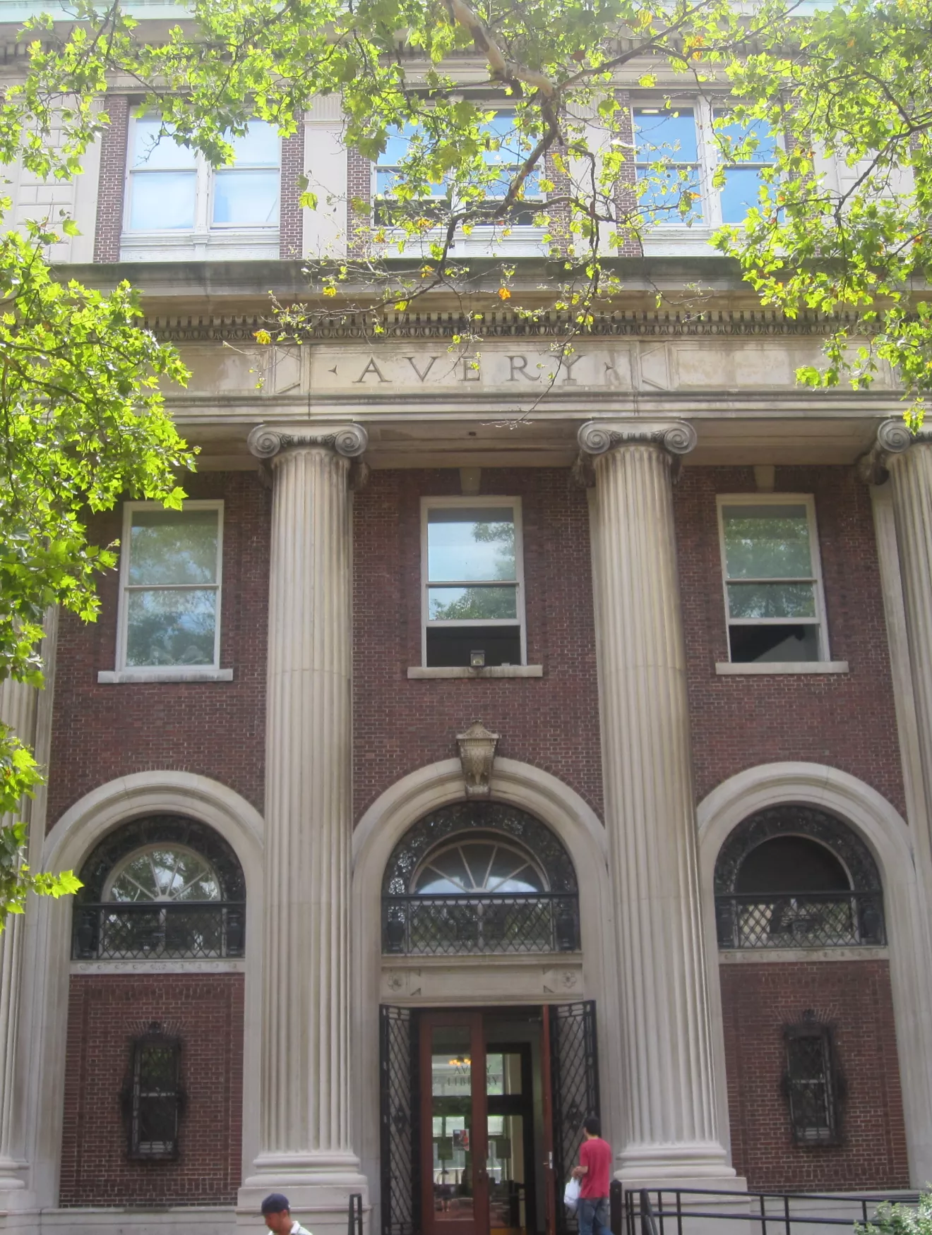  Johanna Gosse, History of Art PhD '14, named Mellon Postdoctoral Fellow 