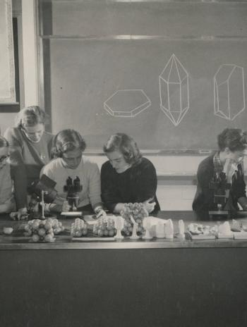 Historical photo of BMC students in geology lab