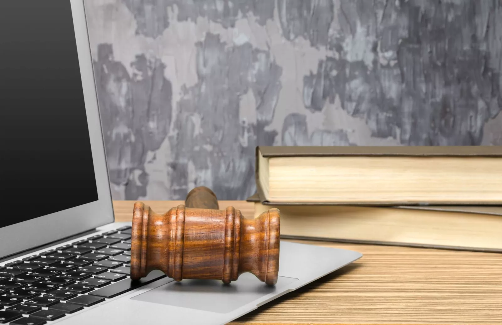 laptop-mallet-table