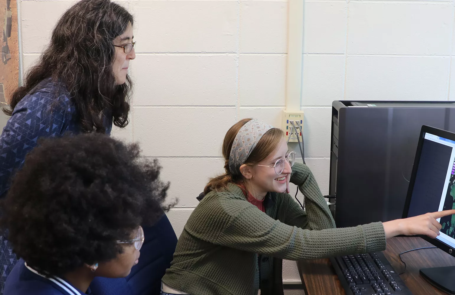 Sydne Record works with Nia Riggins '20 (left) and Kyra Hoerr '20