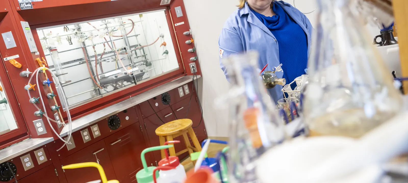 A chemistry student in a lab at Bryn Mawr College