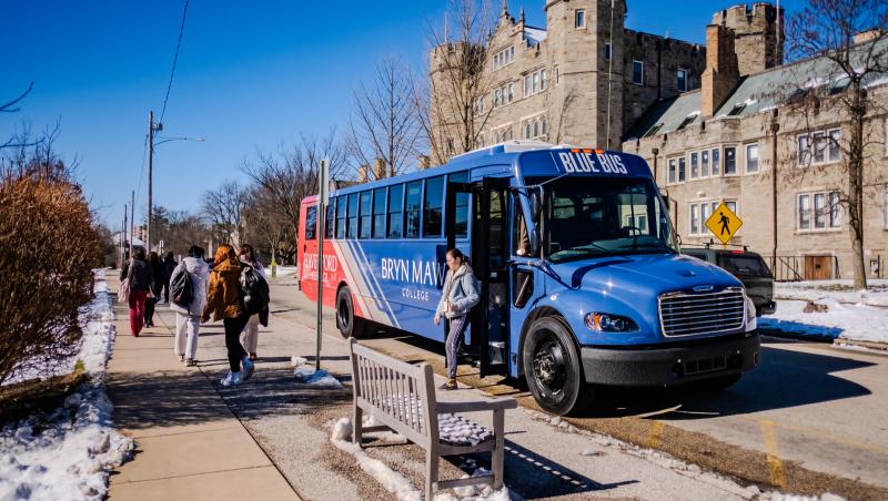 Students exit the electric bus by Pembroke Arch on Bryn Mawrs campus