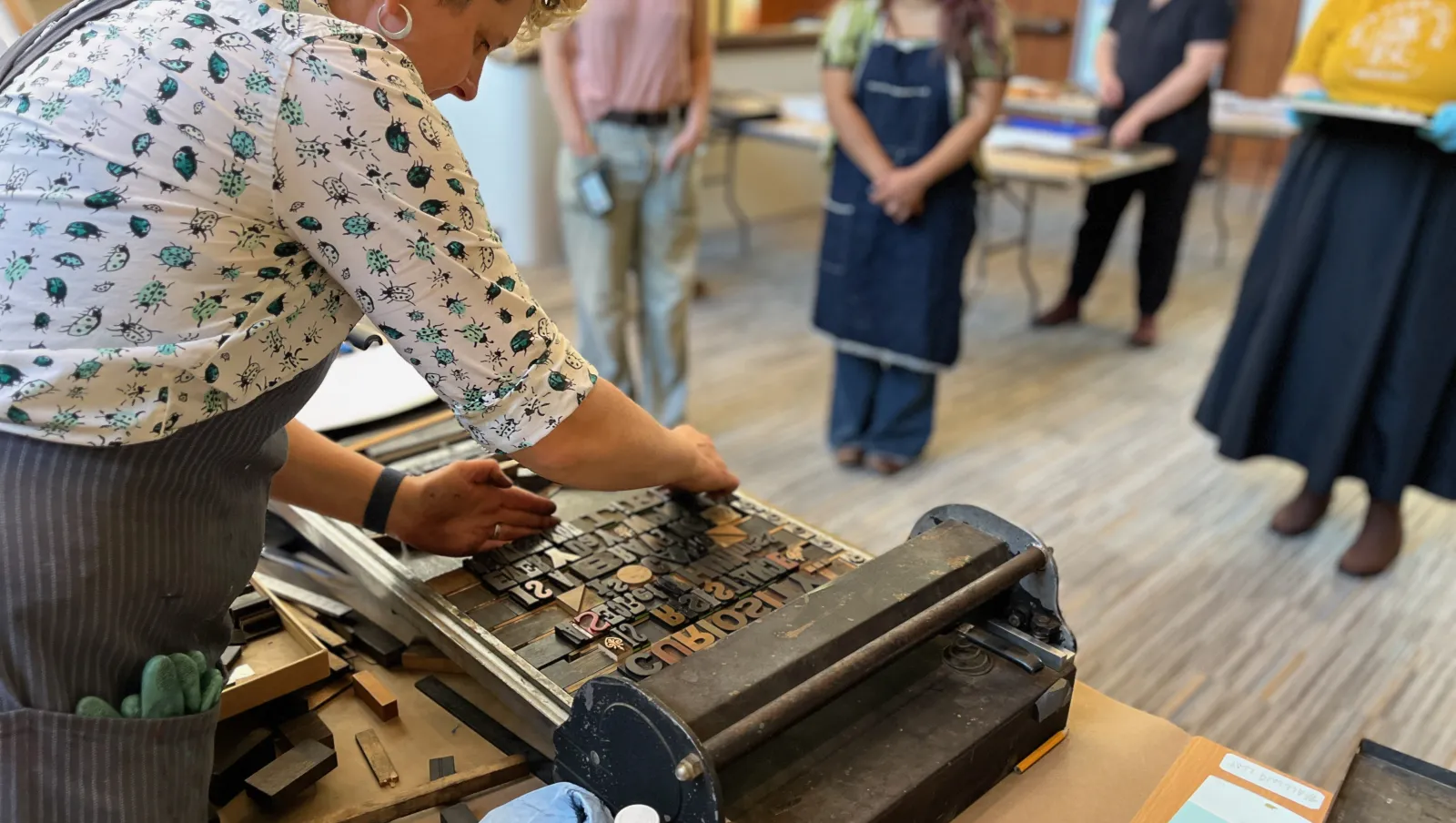Printadelphia host inks letterpress blocks laid by students