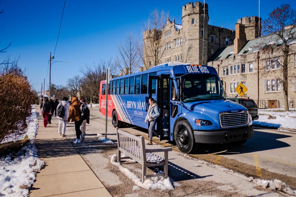 Students exit the electric bus by Pembroke Arch on Bryn Mawrs campus