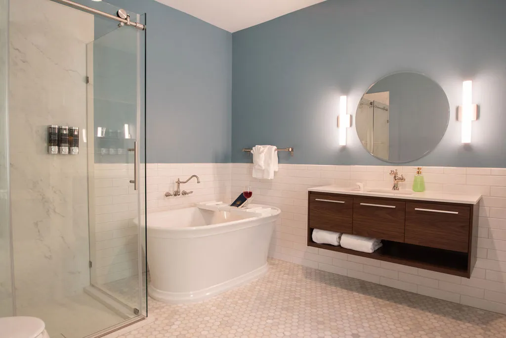 Wyndham bathroom 1 - 1327