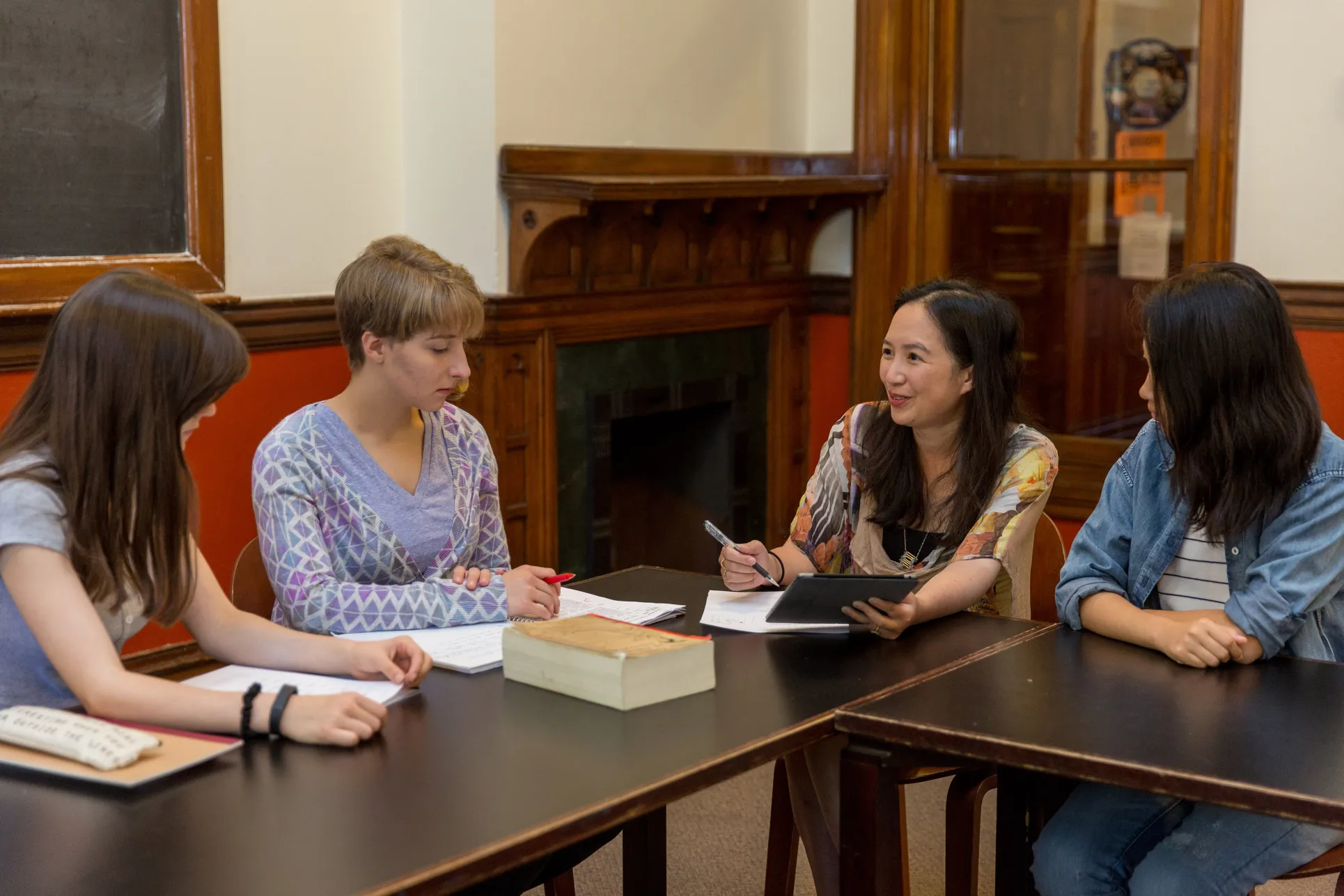 Dr Kwa leads a discussion with a small group of students of East Asian Languages and Cultures