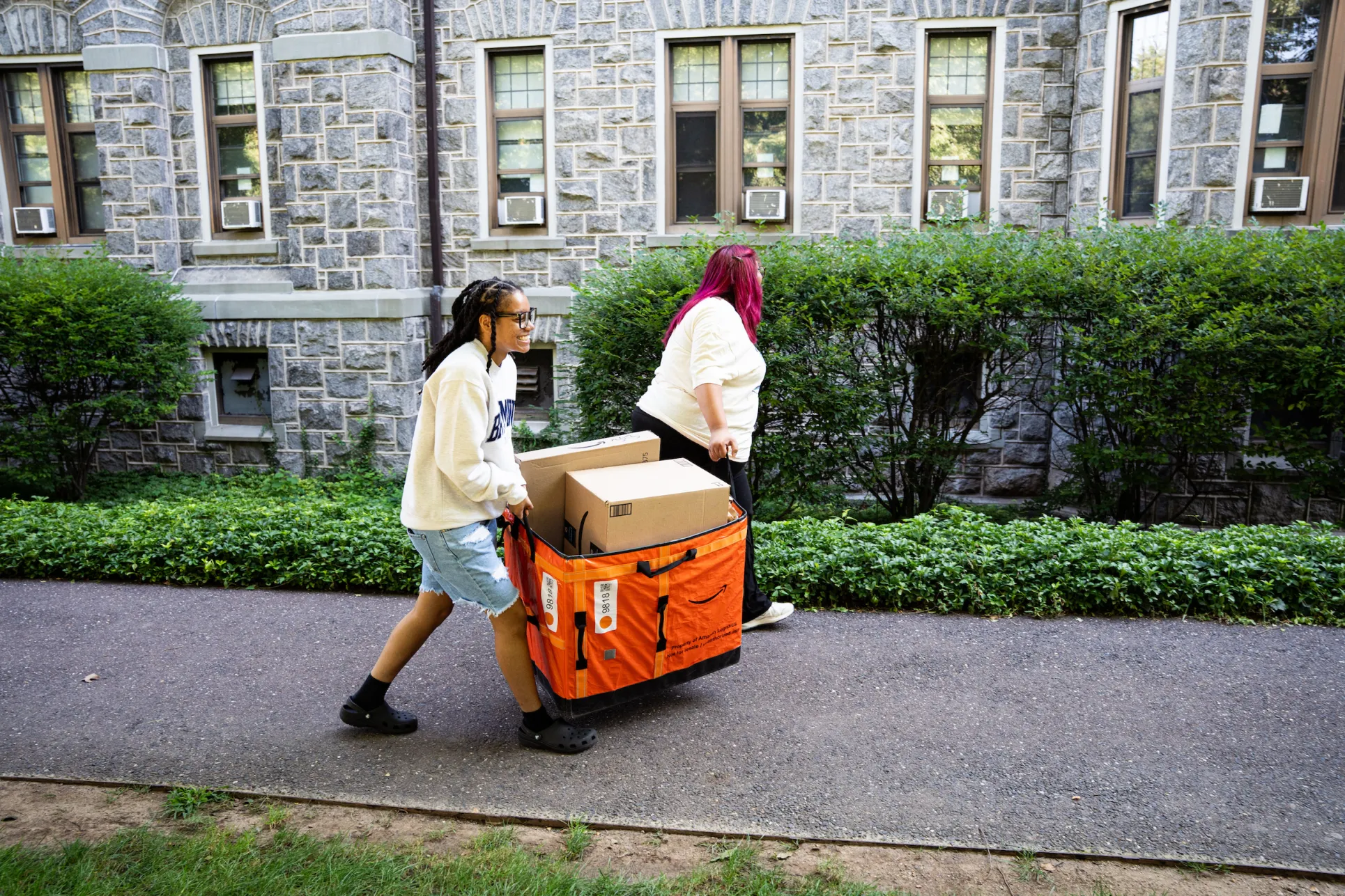 student moving into their dorm