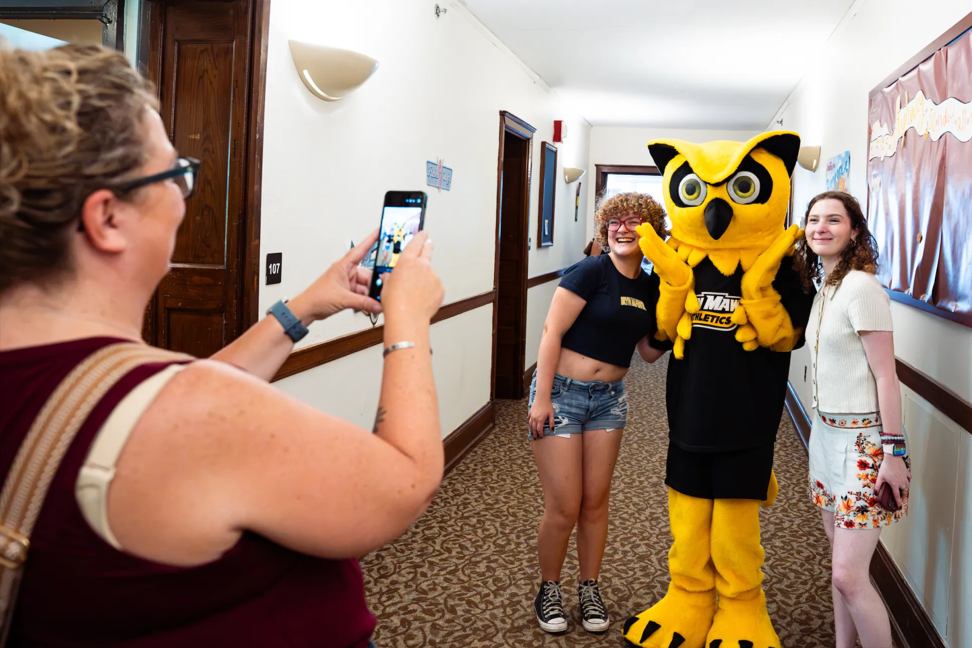 students posting with Bryn Mawr's mascot