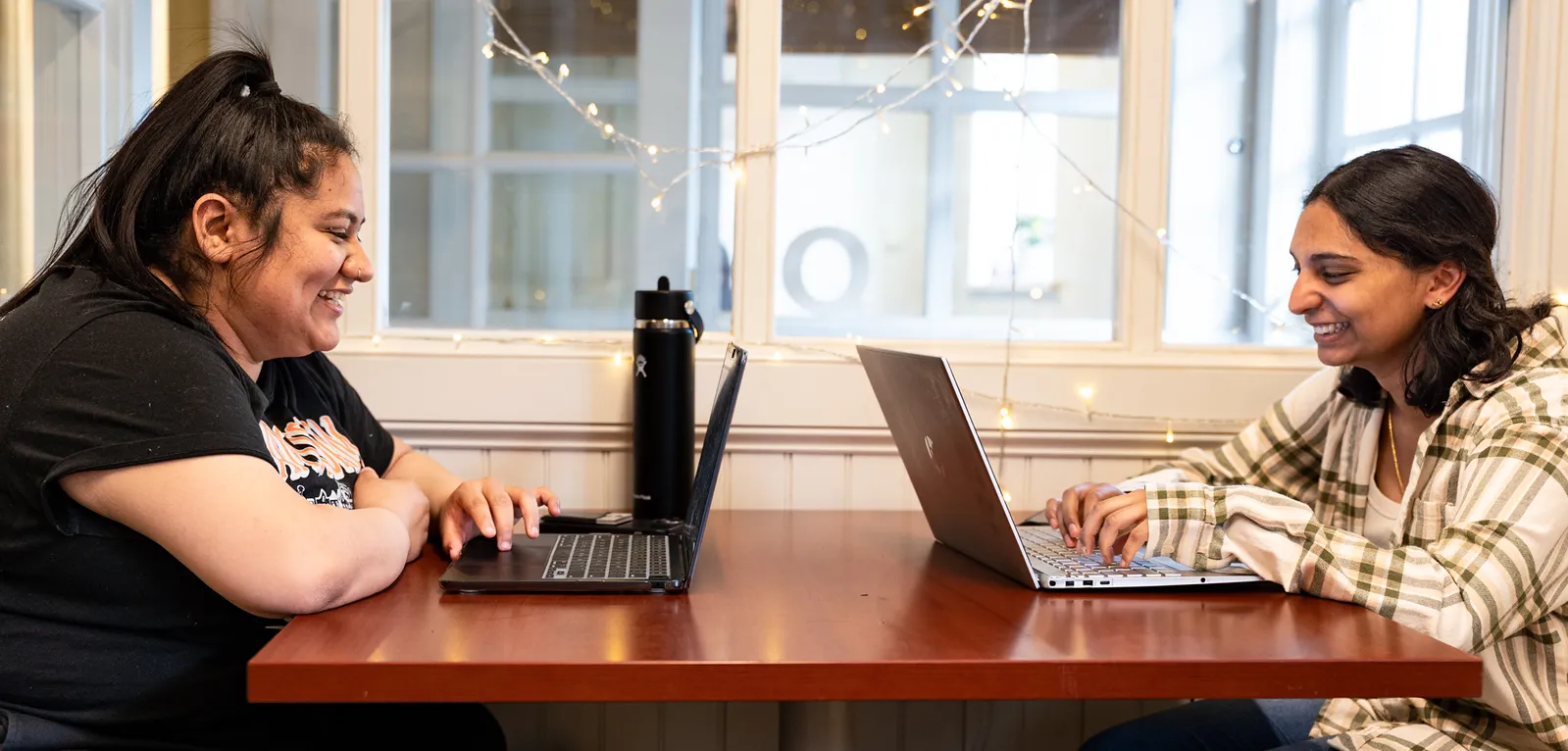 Two students at Quantitative Center table