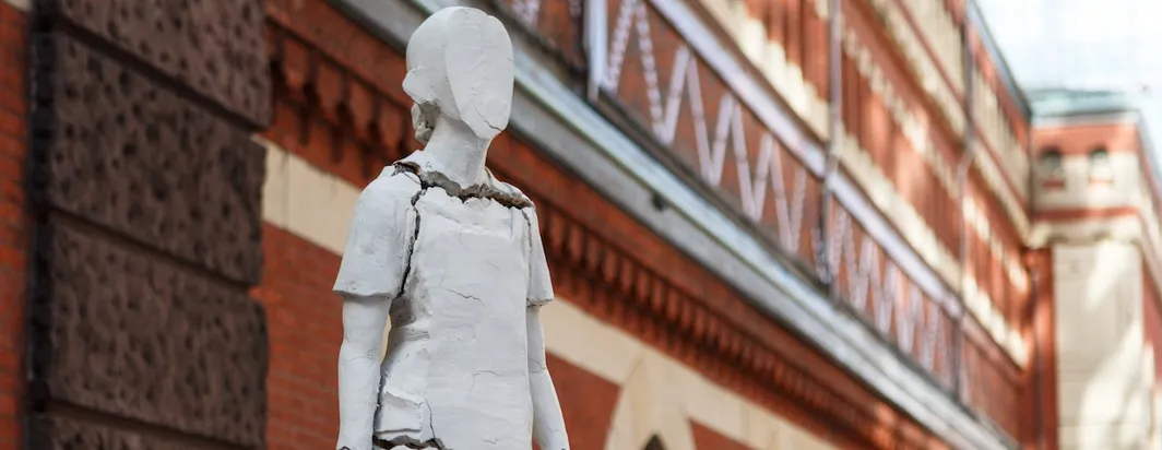 A history of art subject showing the Bruguera Monument to New Immigrants