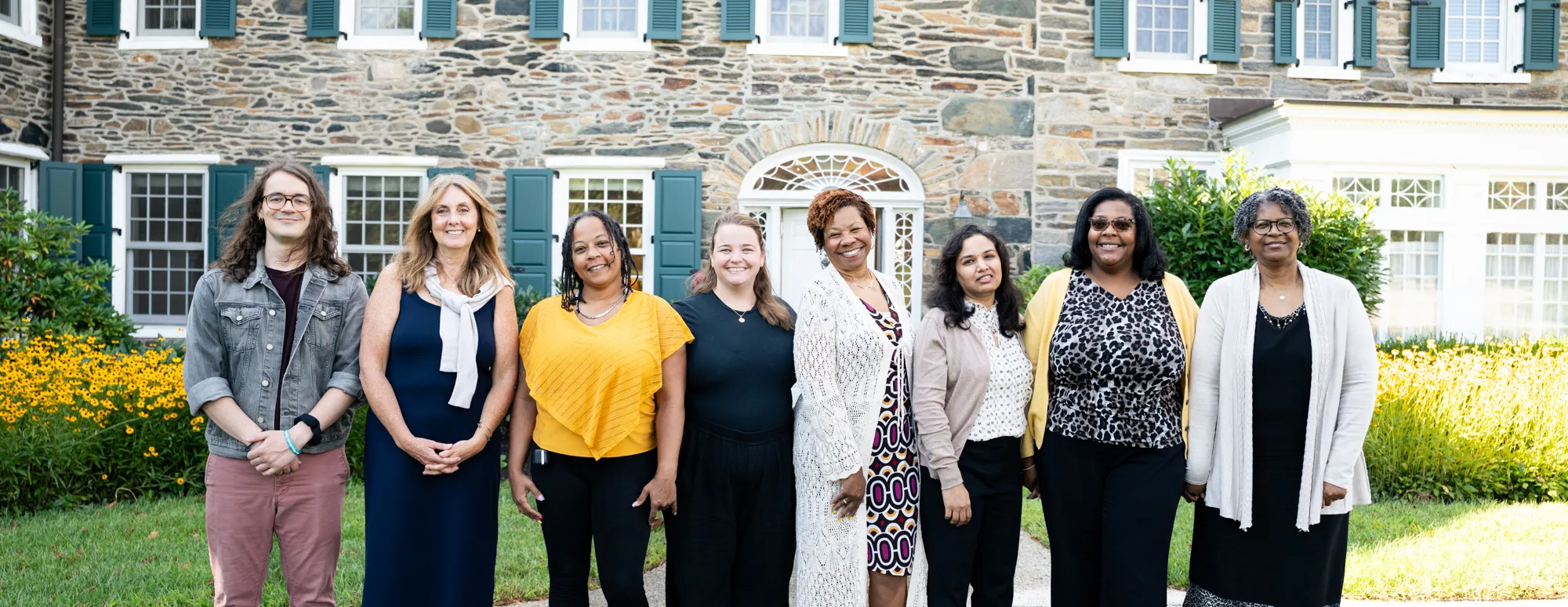 The Financial Aid team in front of Wyndham Alumnae House