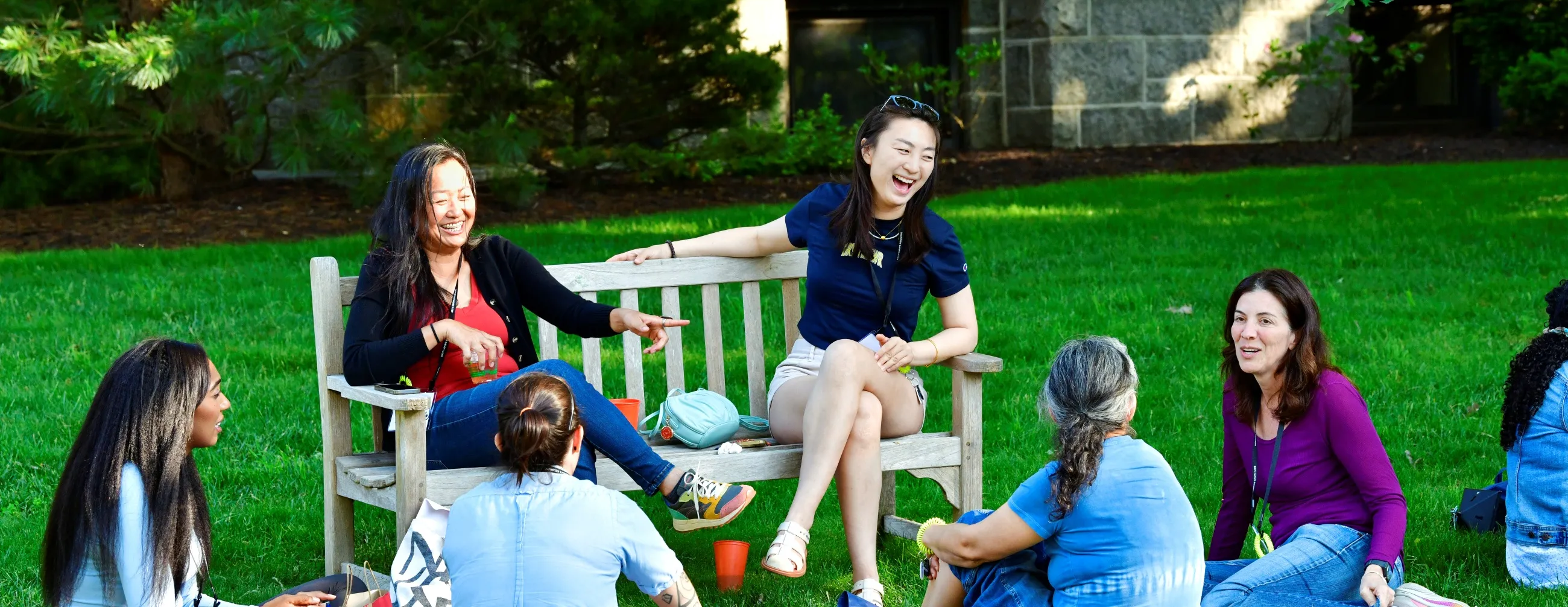 alumnae/i sitting and laughing together