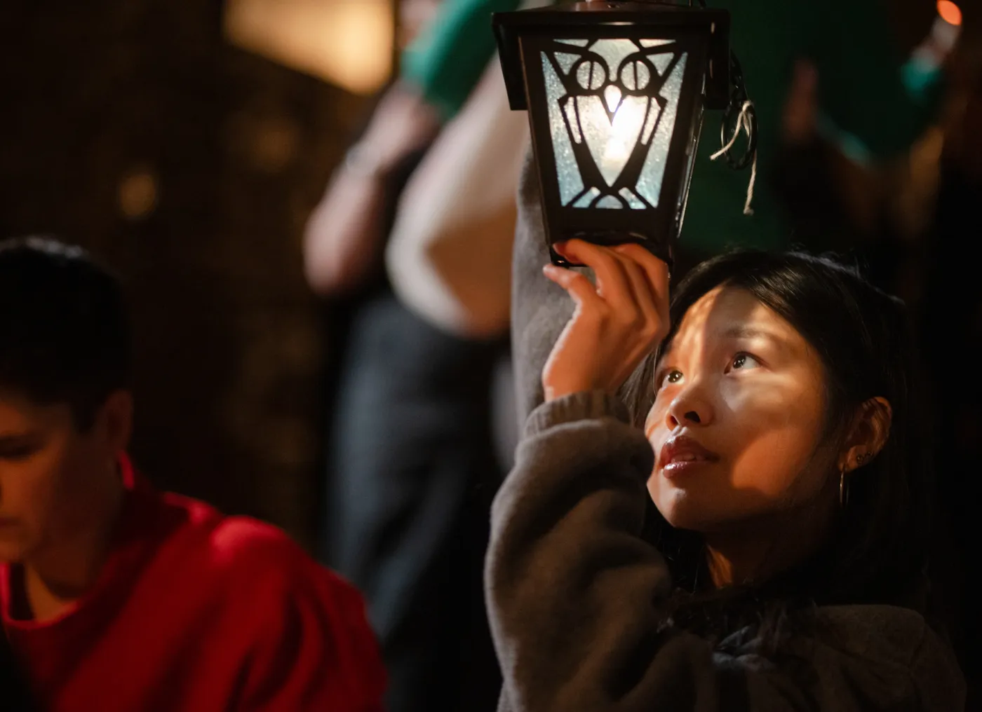 A Bryn Mawr Student lights a blue lantern