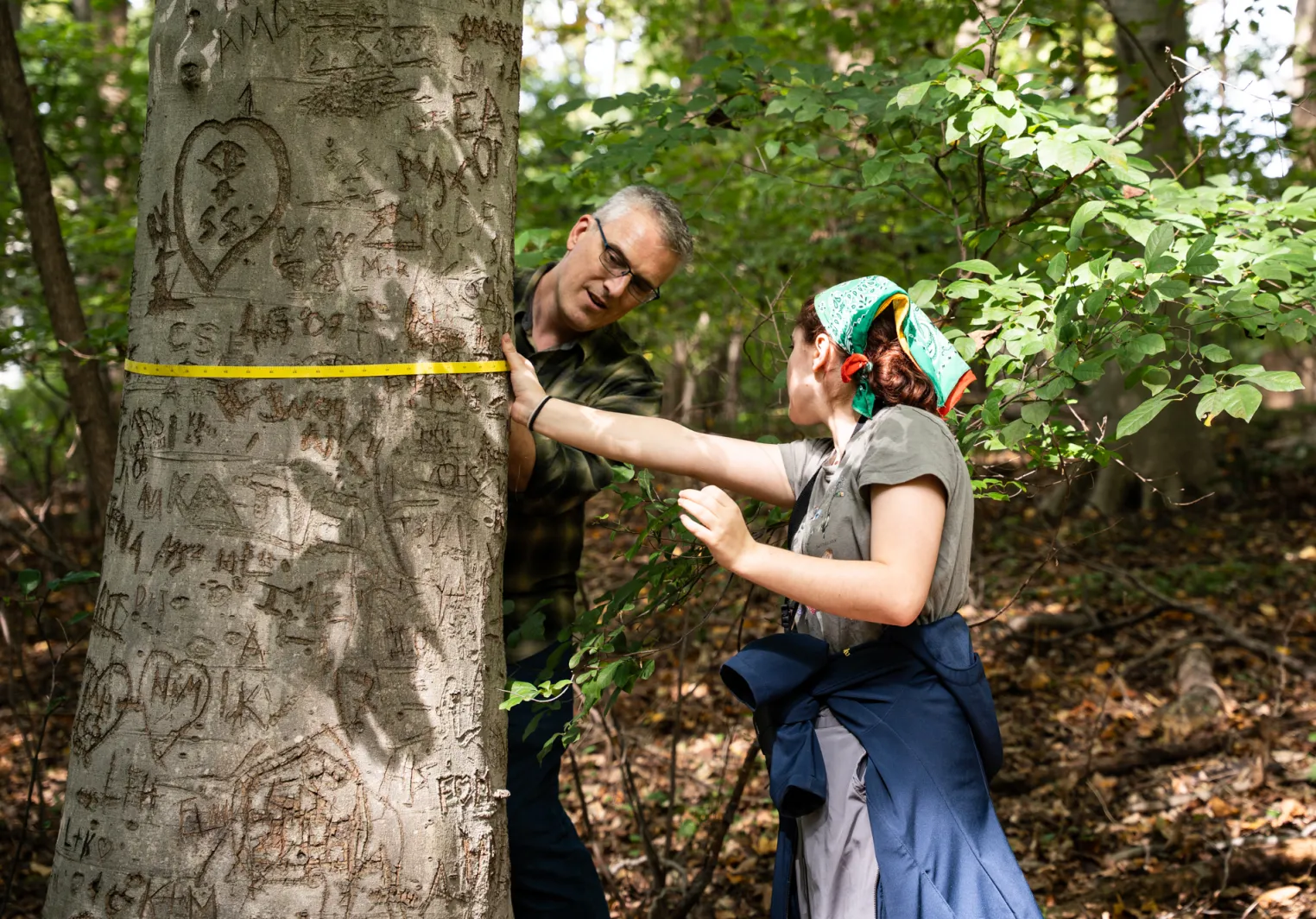 Tom Mozdzer and student measuring a tree