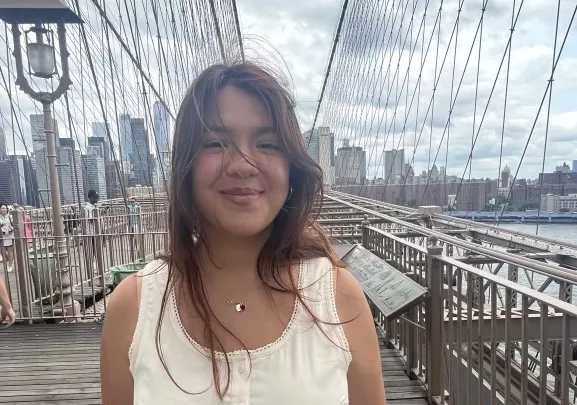 Fer Standing on the Brooklyn Bridge