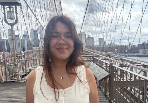 Fer Standing on the Brooklyn Bridge