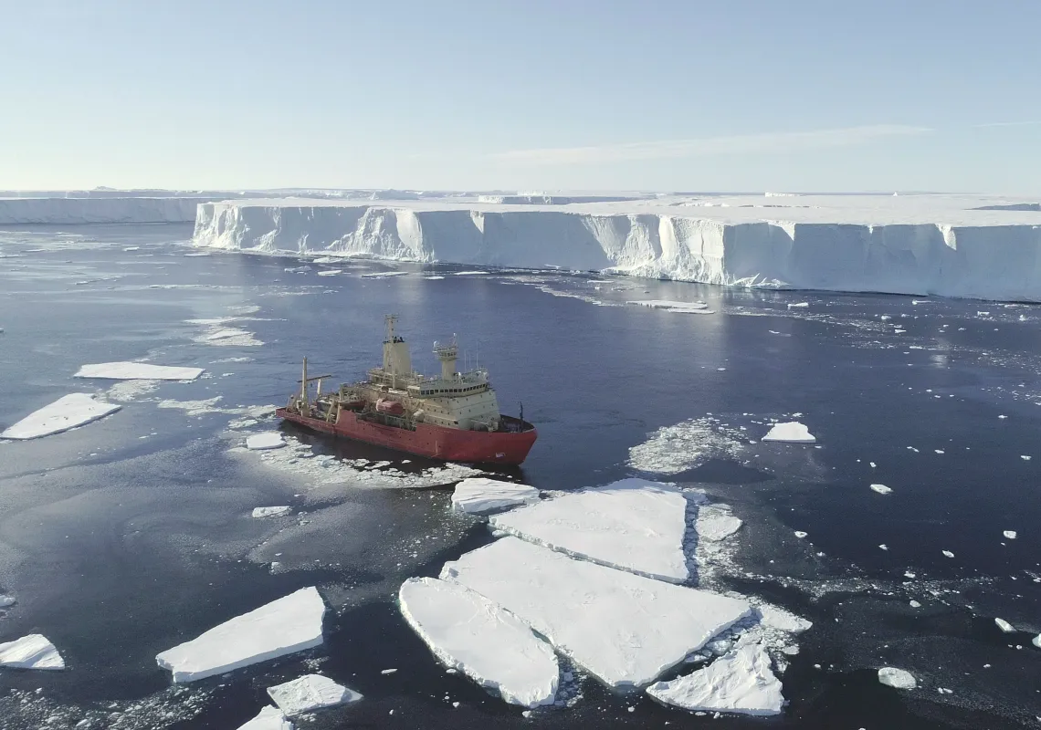 Nathaniel B Palmer research vessel at Thwaites Glacier
