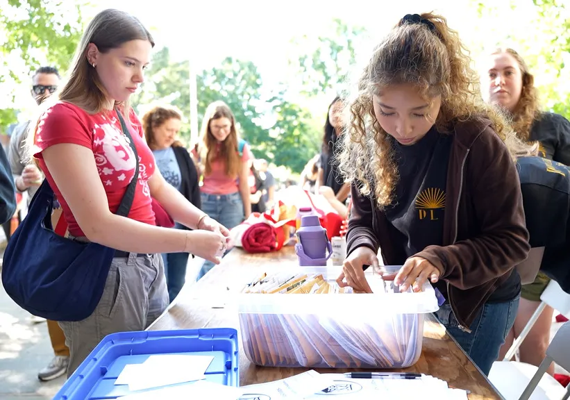 student checking in on move in day