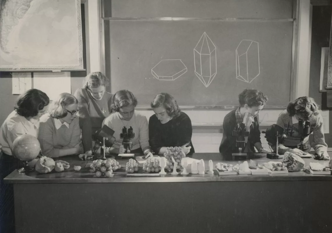 Historical photo of BMC students in geology lab