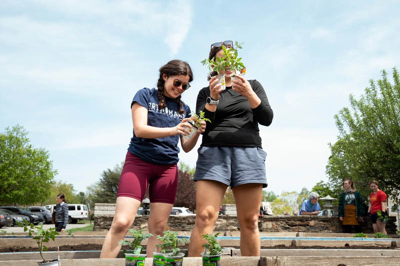 Rachel Dopico ’26 and Lindsay Damon ’25 at a spring planting event.