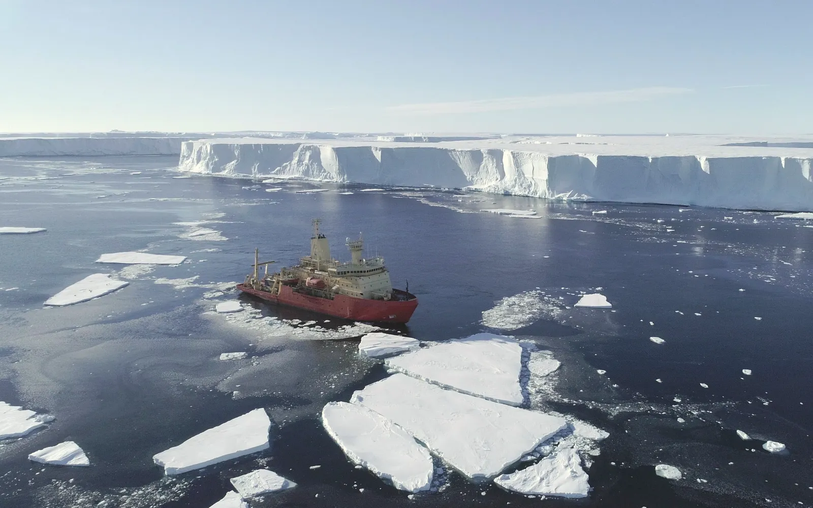 Nathaniel B Palmer research vessel at Thwaites Glacier