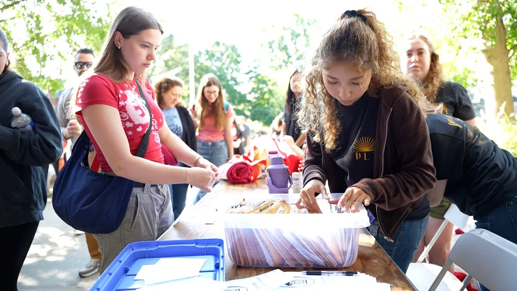 student checking in on move in day