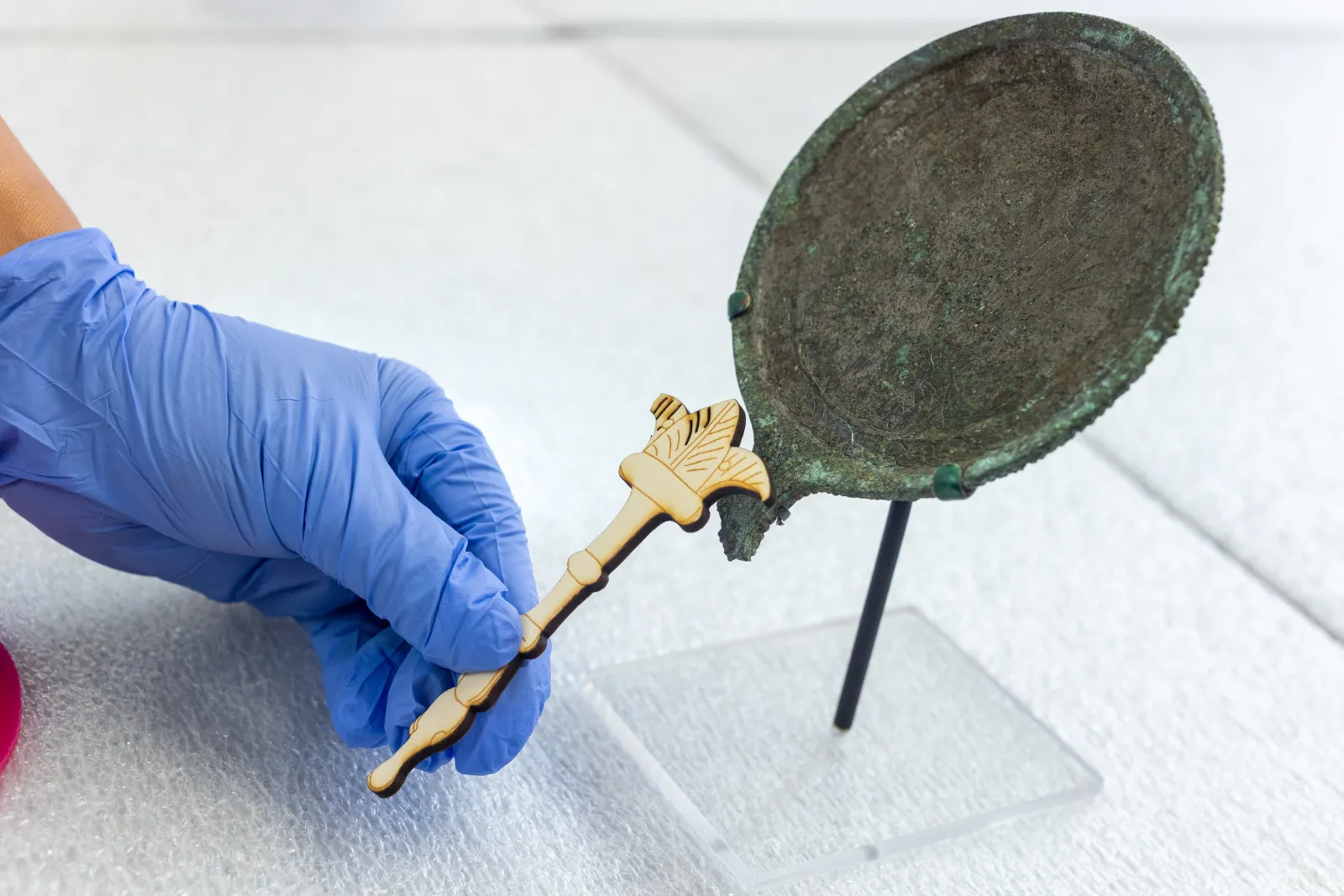 Etruscan mirror with wooden model of the handle