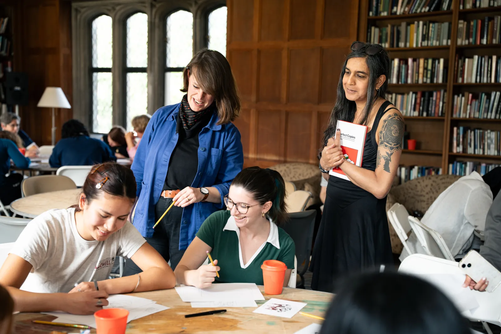 Maggie Larson ’10 at the Cartoon Workshop with current students.