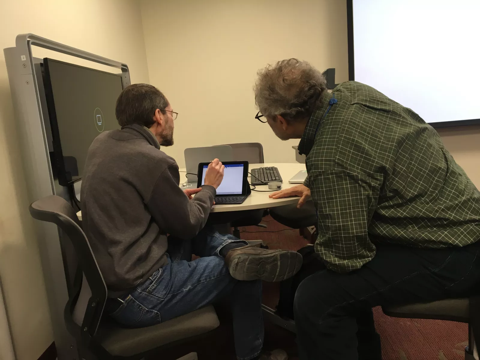 Two faculty members experiment with iPad